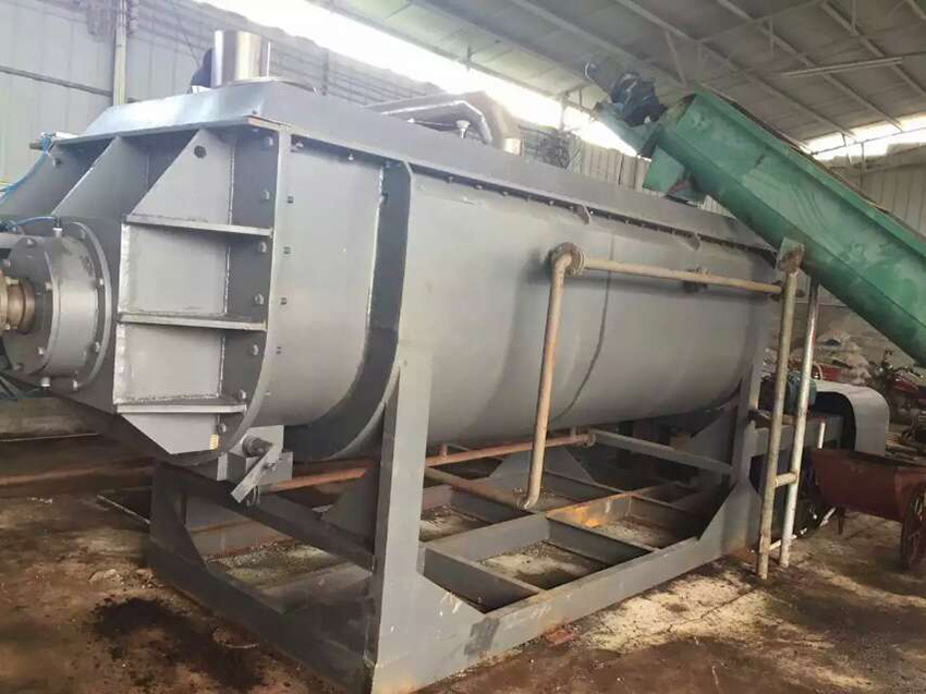 工作中的汙泥槳葉幹燥機